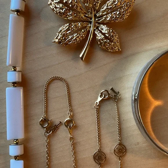 Trifari LOT of Necklaces, Bracelets, Brooch & Clip On Earrings Collection - Picture 6 of 15